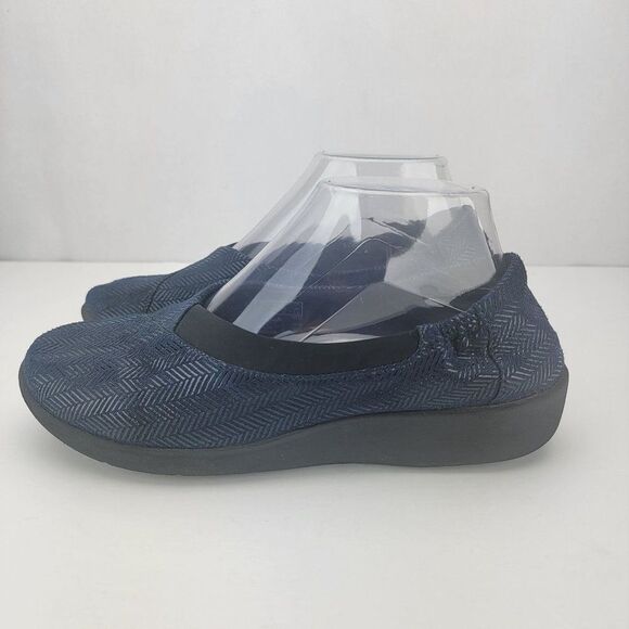 Clarks Womens Size 8 Blue Cloudsteppers Comfort Slip On Flat Shoes - Picture 1 of 7